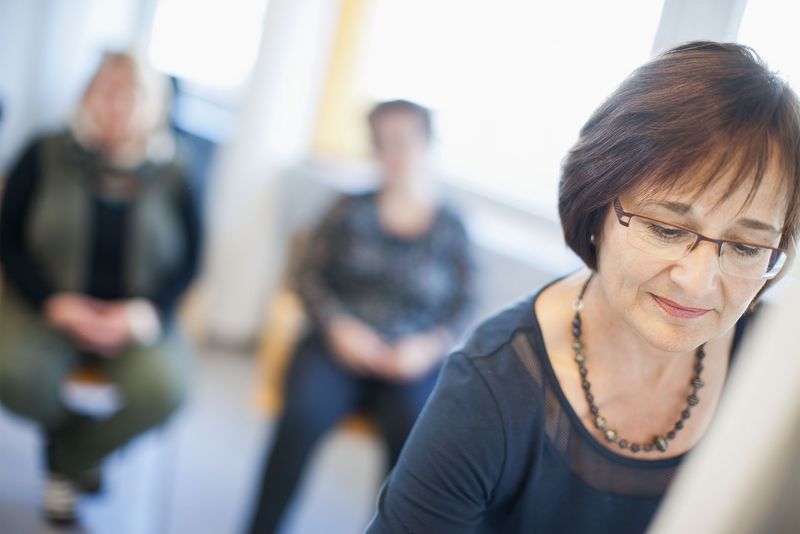 Therapeutin konzrentriert am Arbeiten