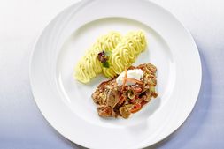 Teller mit Rindsfilet Stroganov