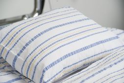 Bett mit Kopfkissen