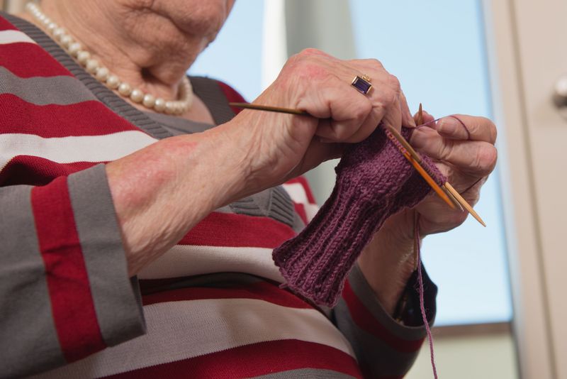 Ältere Frau beim Stricken