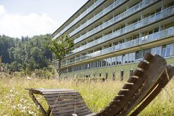 Holz-Schaukelstuhl im Sommer